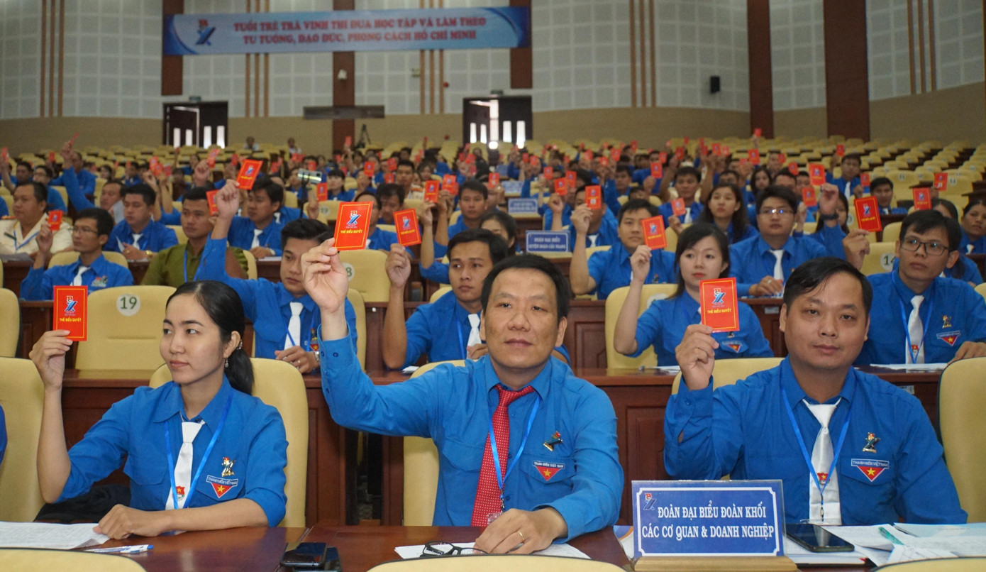 Đại biểu biểu quyết tại đại hội. Ảnh: Hòa Hội