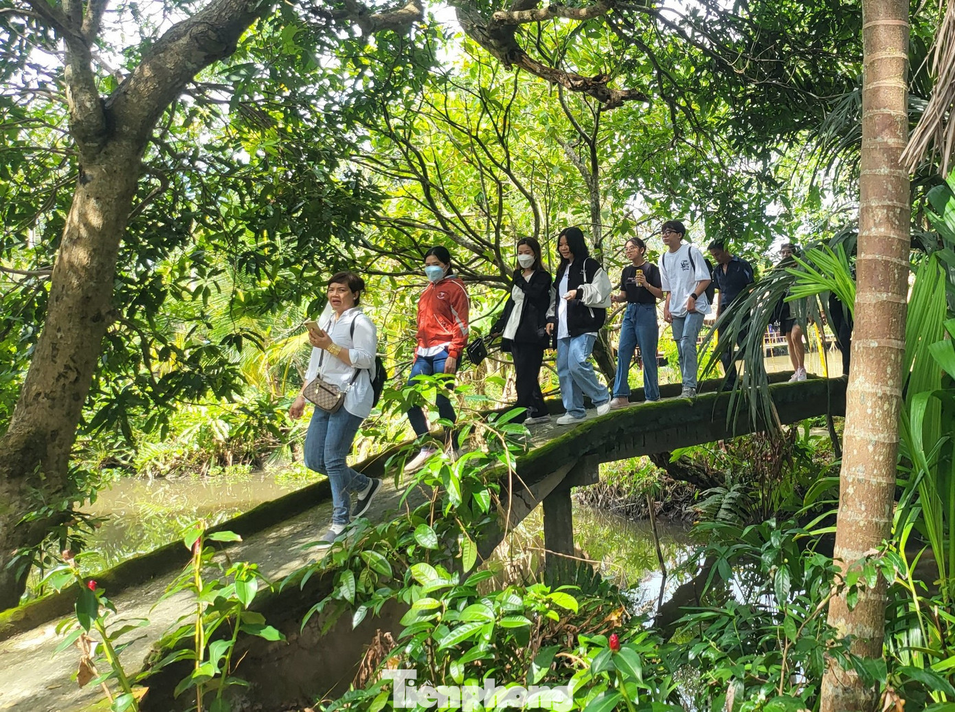 Khách tham quan khu du lịch sinh thái huyện Phong Điền. Ảnh: Hoà Hội. Khách tham quan khu du lịch sinh thái huyện Phong Điền. Ảnh: Hoà Hội.