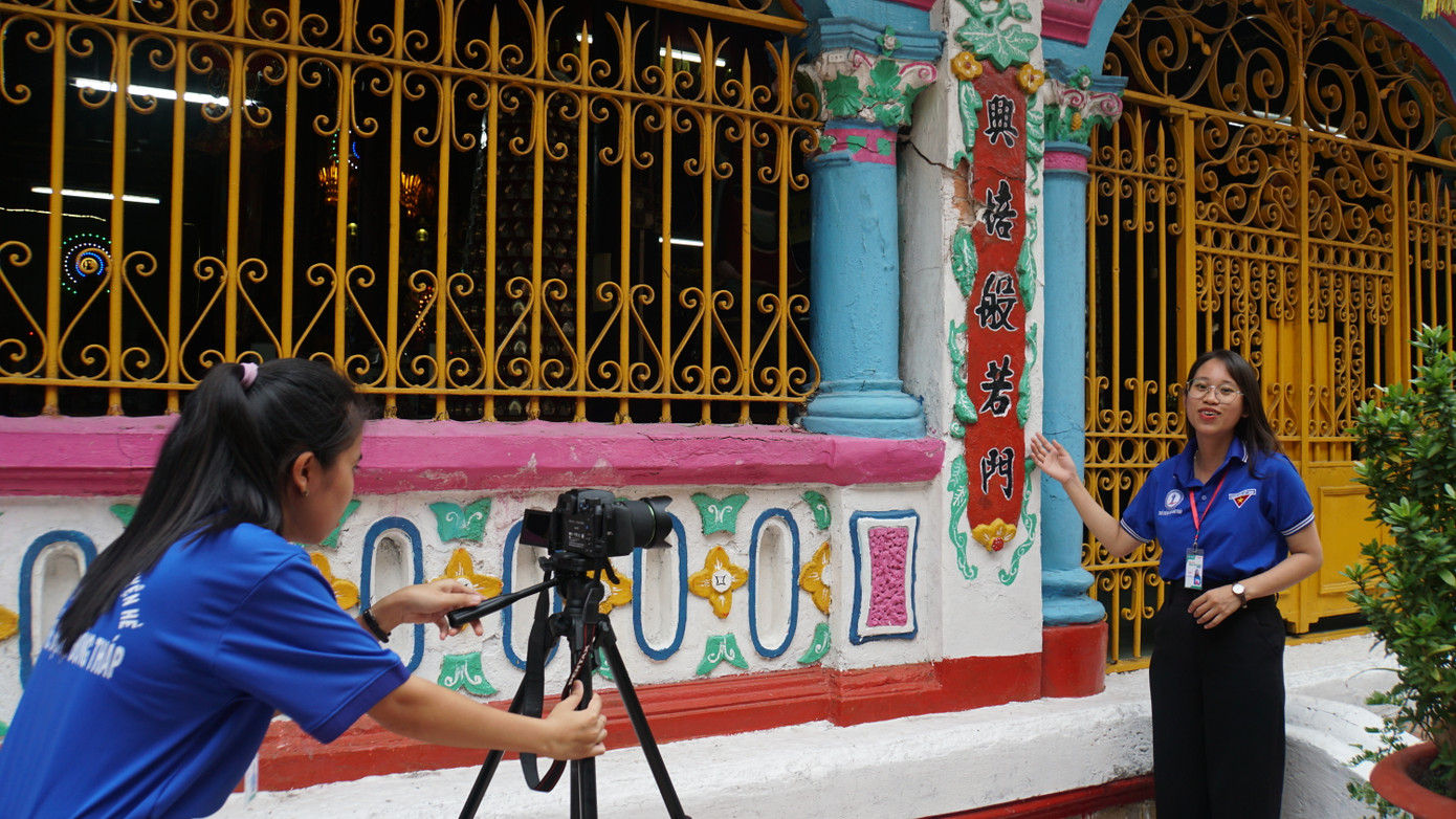 Các "chiến sĩ" tình nguyện trường Đại học Đồng Tháp quay clip giới thiệu về chùa cổ Phước Hưng. Ảnh: Hòa Hội Các "chiến sĩ" tình nguyện trường Đại học Đồng Tháp quay clip giới thiệu về chùa cổ Phước Hưng. Ảnh: Hòa Hội