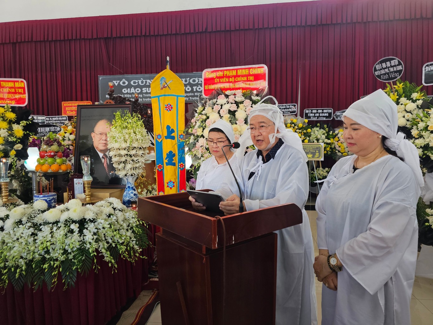 Ông Võ Tòng Anh (con trai GS. Võ Tòng Xuân) cảm ơn các đơn vị, bạn bè, học trò, tổ chức trong và ngoài nước đến viếng GS. Võ Tòng Xuân. Ảnh: Hòa Hội Ông Võ Tòng Anh (con trai GS. Võ Tòng Xuân) cảm ơn các đơn vị, bạn bè, học trò, tổ chức trong và ngoài nước đến viếng GS. Võ Tòng Xuân. Ảnh: Hòa Hội