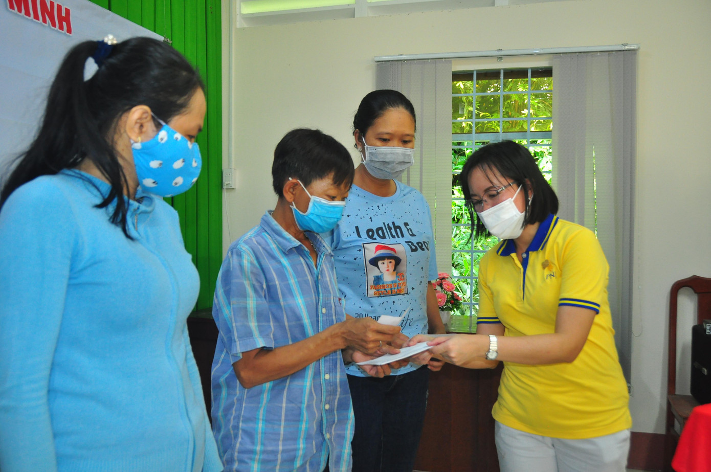 Đơn vị tài trợ tặng quà cho người dân Đơn vị tài trợ tặng quà cho người dân