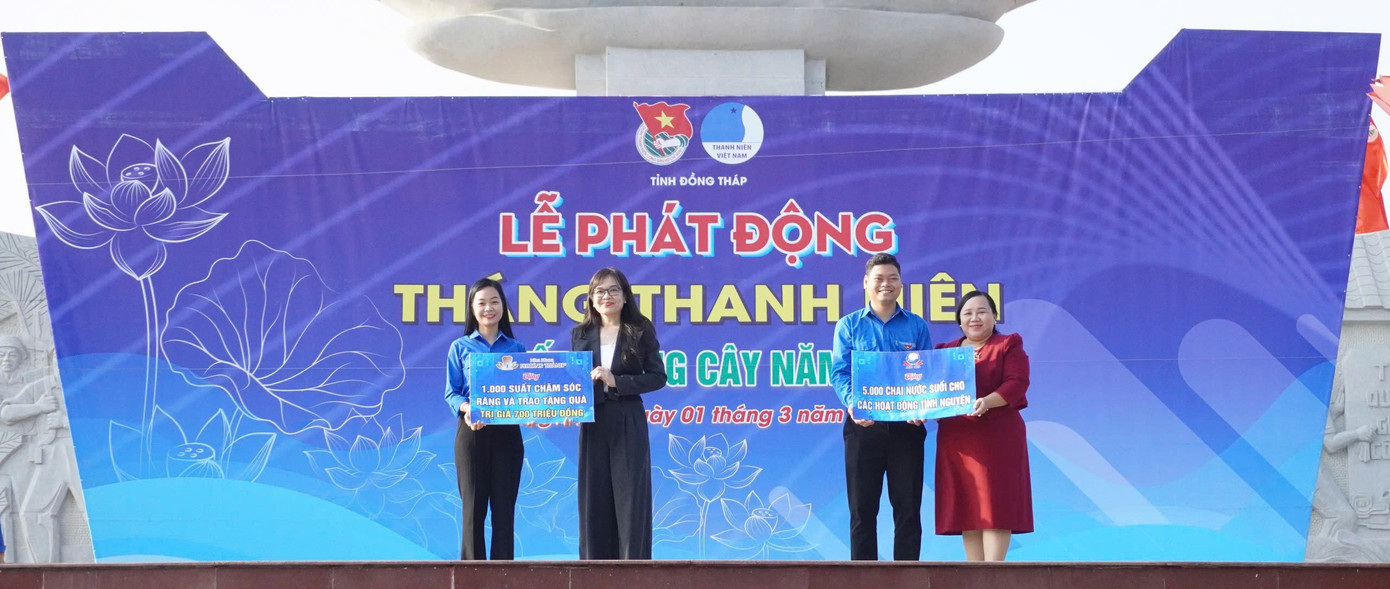 Thường trực Tỉnh Đoàn Đồng Tháp tiếp nhận nguồn lực thực hiện an sinh xã hội trong Tháng thanh niên.