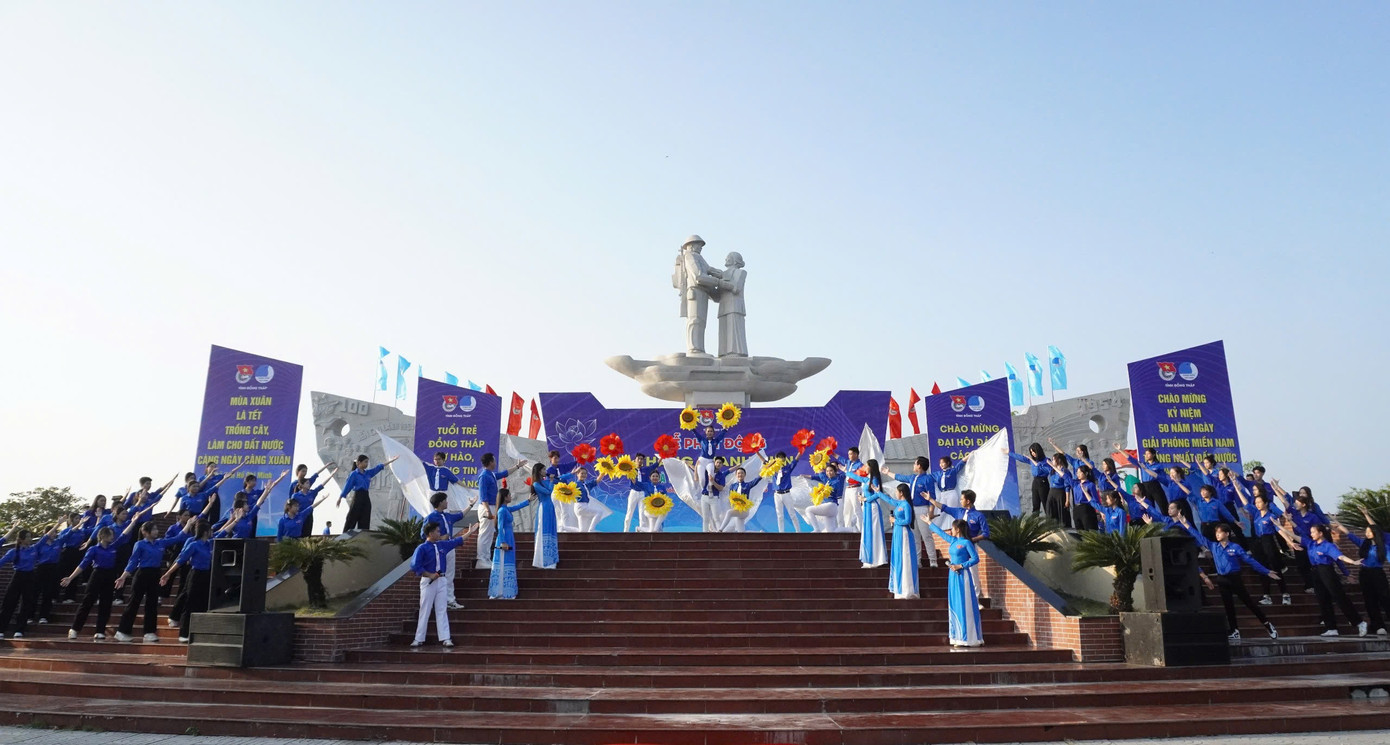 Văn nghệ chào mừng tại lễ khởi động Tháng Thanh niên tỉnh Đồng Tháp.