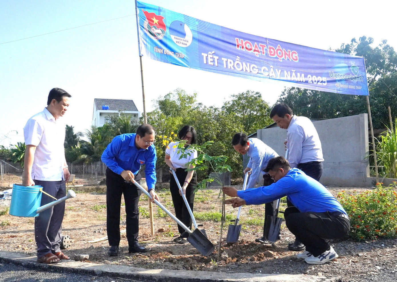 Lãnh đạo Tỉnh Đoàn Đồng Tháp trồng cây xanh.