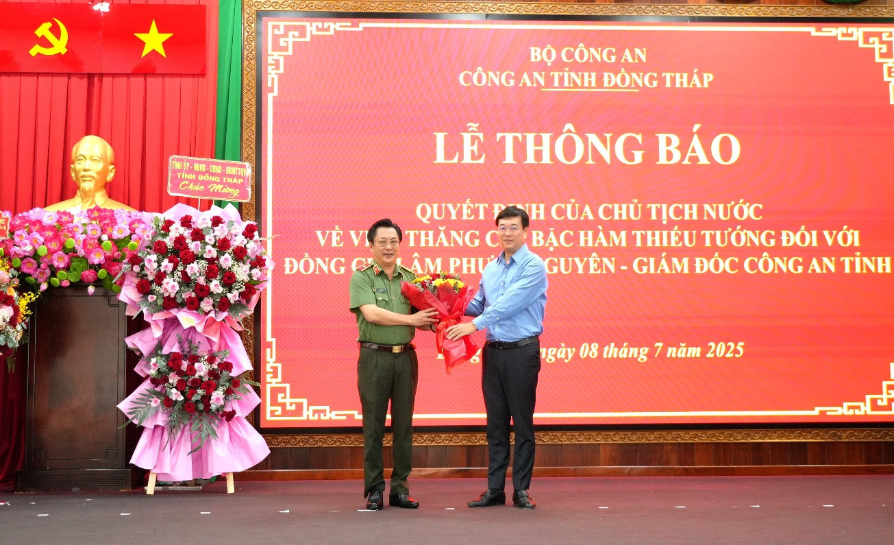 Bí thư Tỉnh uỷ Đồng Tháp - Lê Quốc Phong tặng hoa chúc mừng Thiếu tướng Lâm Phước Nguyên. (Ảnh: Trọng Tín) Bí thư Tỉnh uỷ Đồng Tháp - Lê Quốc Phong tặng hoa chúc mừng Thiếu tướng Lâm Phước Nguyên. (Ảnh: Trọng Tín)