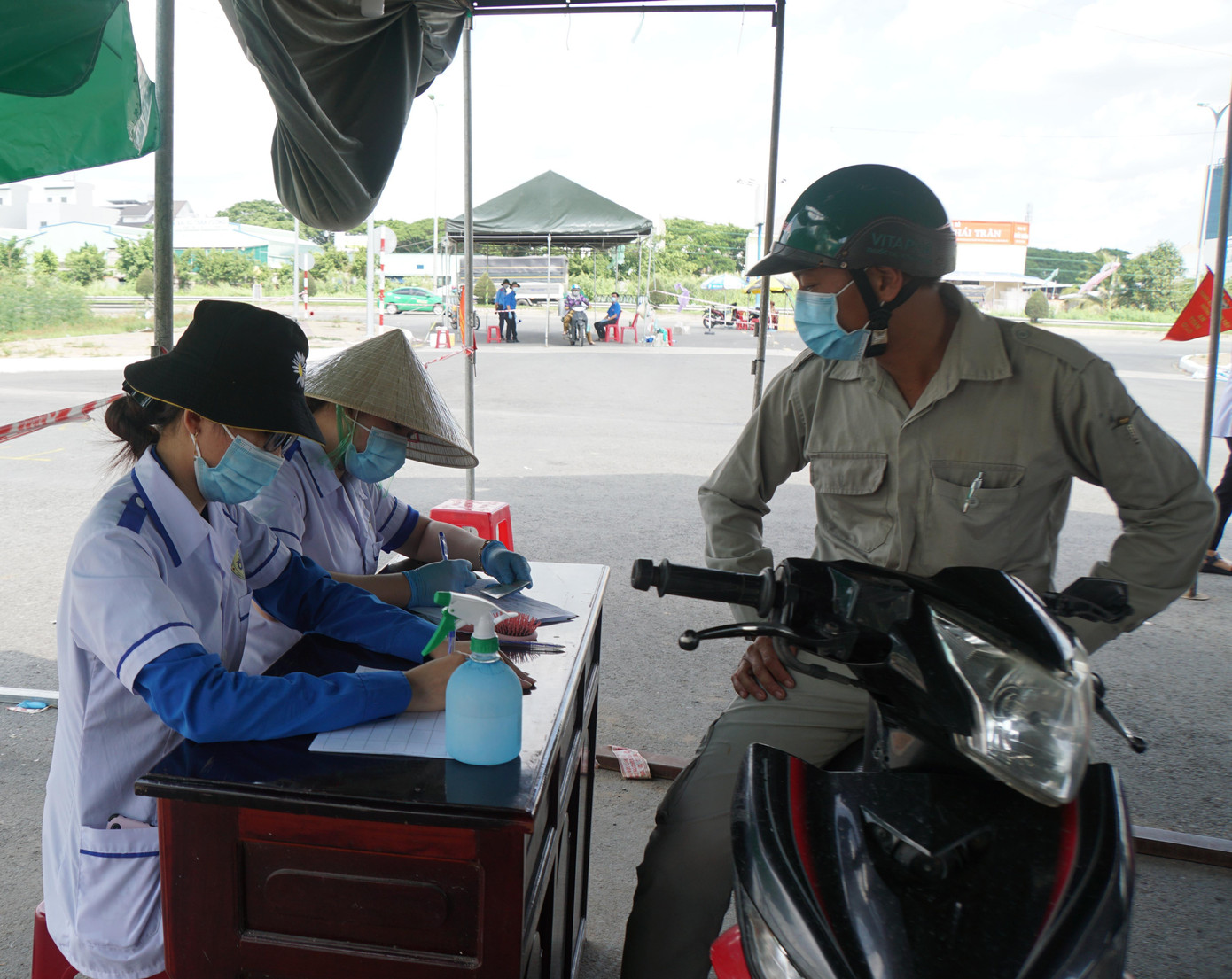 Các bạn tình nguyện viên mong muốn góp sức trẻ của mình đẩy lùi dịch COVID-19, đem lại sự bình yên cho người dân. - Ảnh: Hòa Hội