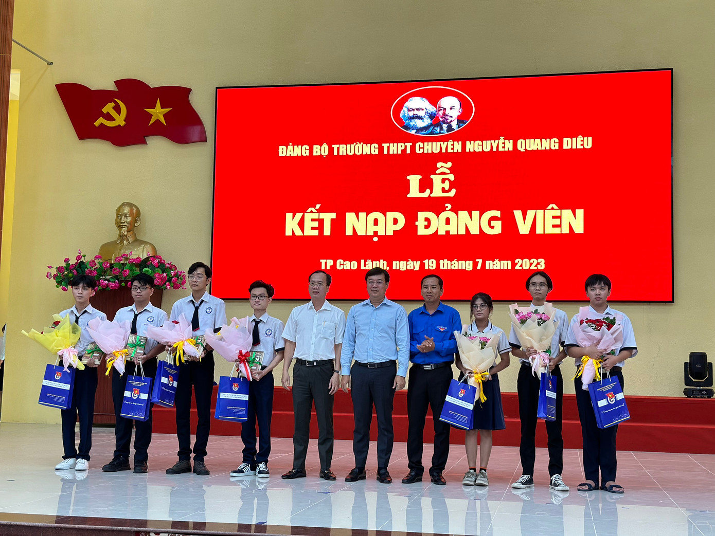 Lãnh đạo tỉnh Đồng Tháp tặng hoa chúc mừng các đảng viên mới.