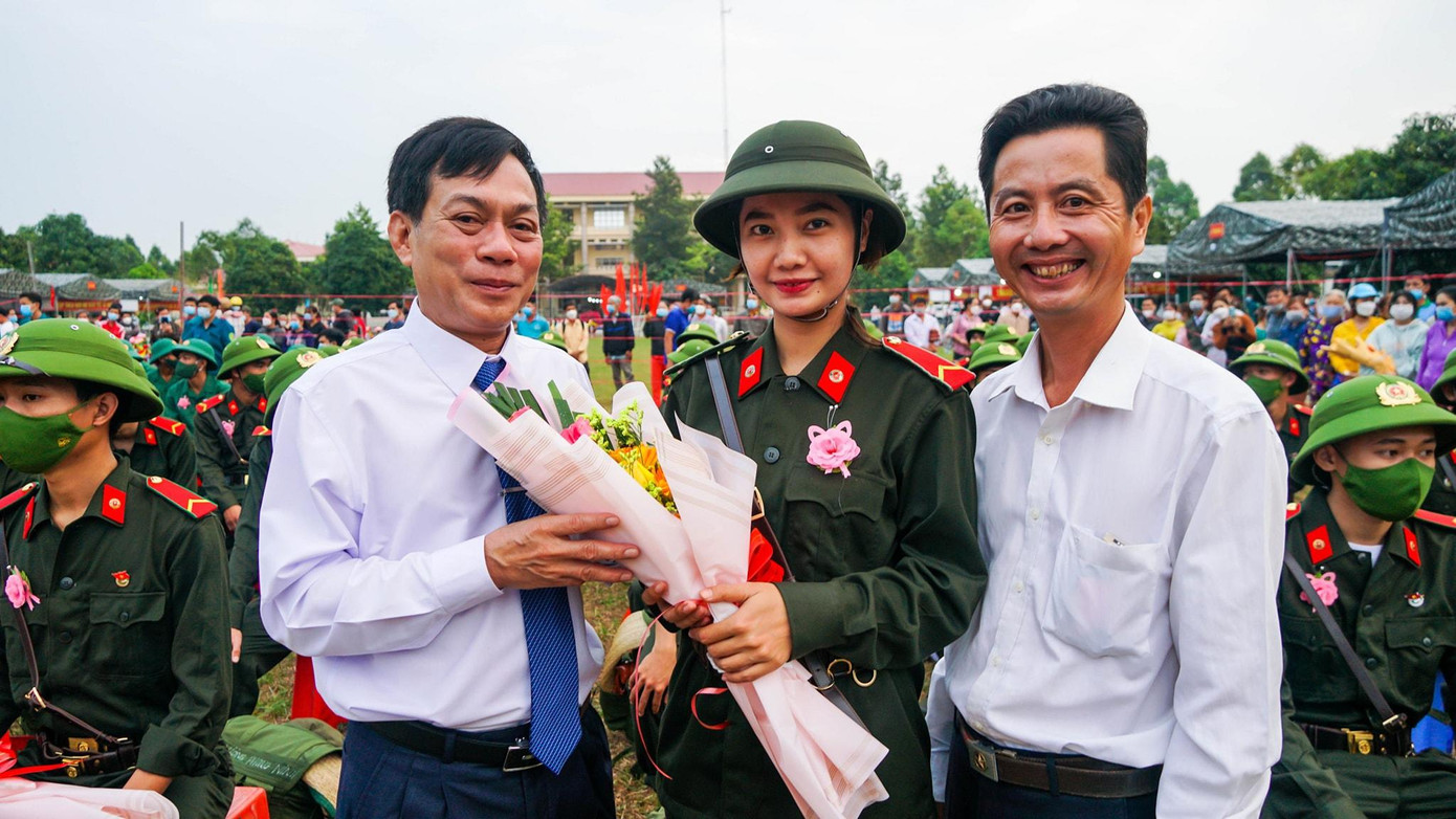 Ngọc Hân chụp ảnh cùng lãnh đạo UBND TP Cần Thơ và gia đình. - Ảnh: Tạ Quang