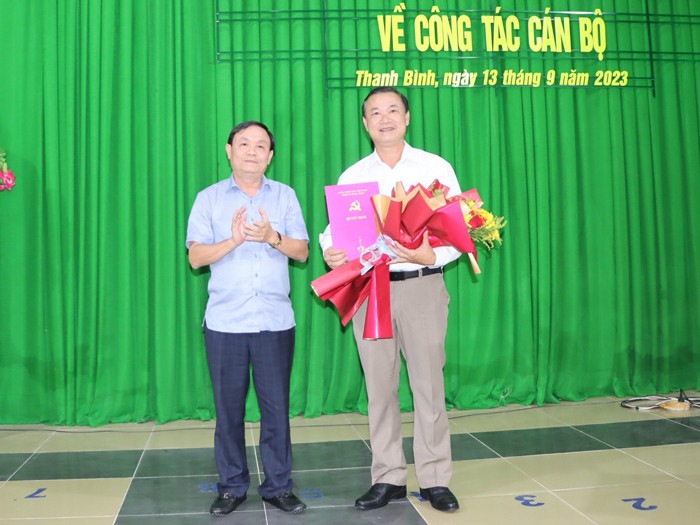 Phó Bí thư Thường trực Tỉnh ủy Đồng Tháp Phan Văn Thắng trao quyết định cho ông Võ Thành Ngoan. Ảnh: Việt Tiến.