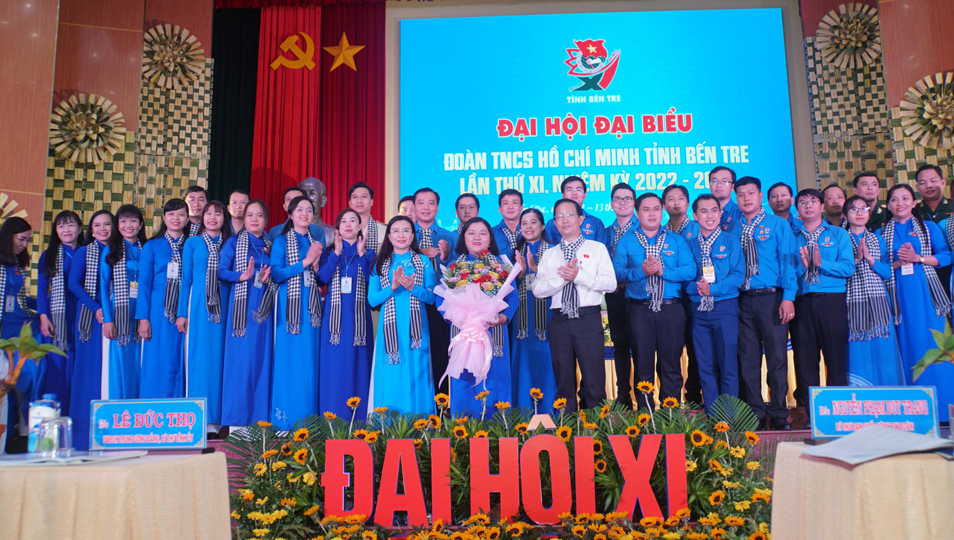 Lãnh đạo Trung ương Đoàn và tỉnh Bến Tre chúc mừng Ban Chấp hành Tỉnh Đoàn Bến Tre nhiệm kỳ 2022 - 2027. Ảnh: Hòa Hội