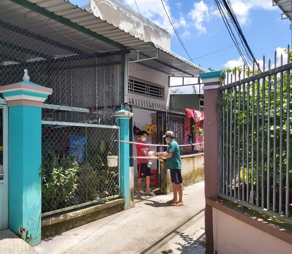 Trao tặng chè cho người dân khu phong tỏa phường Trà Nóc, quận Bình Thủy. - Ảnh: Hòa Hội Trao tặng chè cho người dân khu phong tỏa phường Trà Nóc, quận Bình Thủy. - Ảnh: Hòa Hội