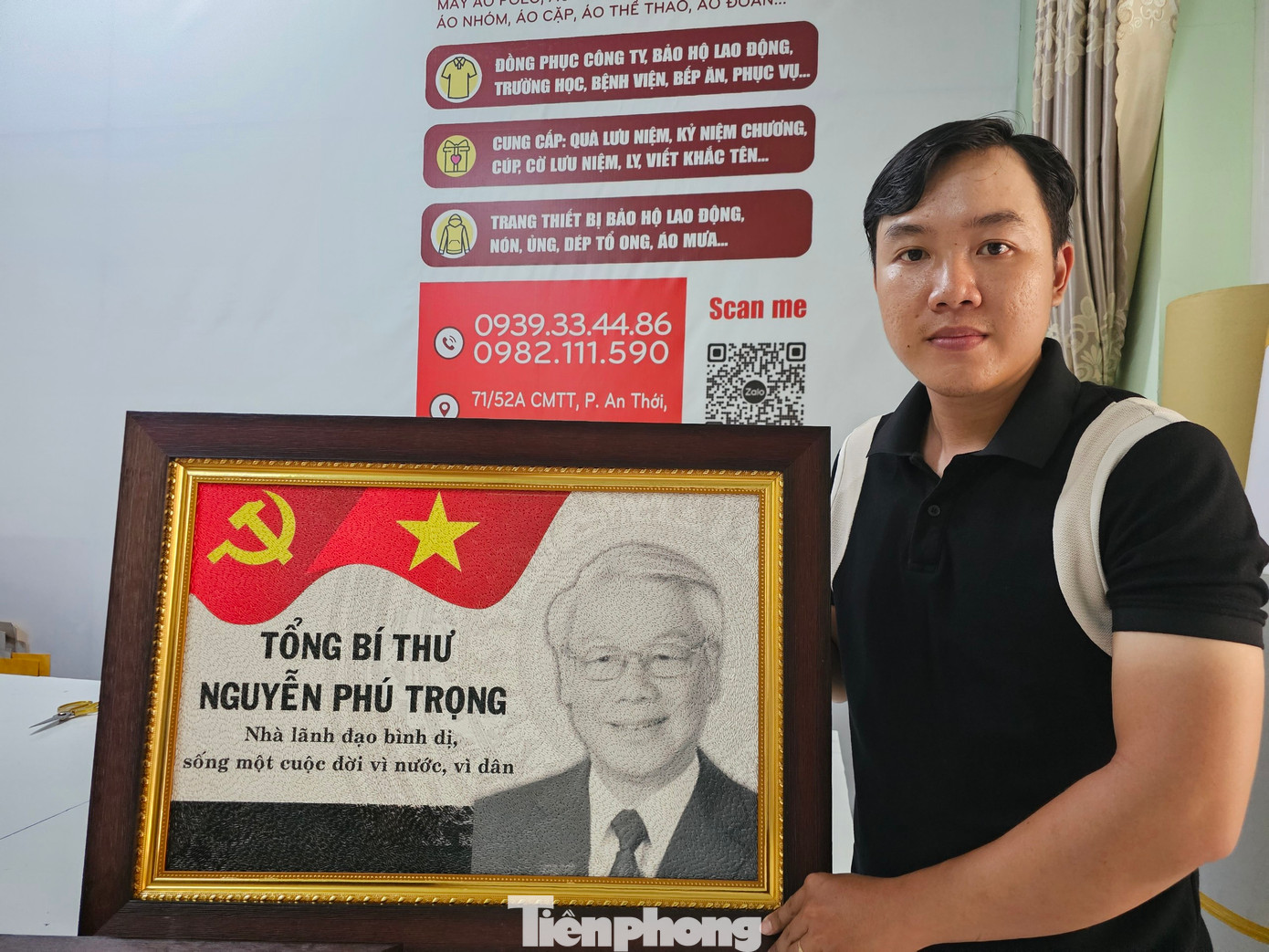 Tấn Bửu bên bức tranh gạo về Tổng Bí thư Nguyễn Phú Trọng do mình thực hiện. Ảnh: Hòa Hội