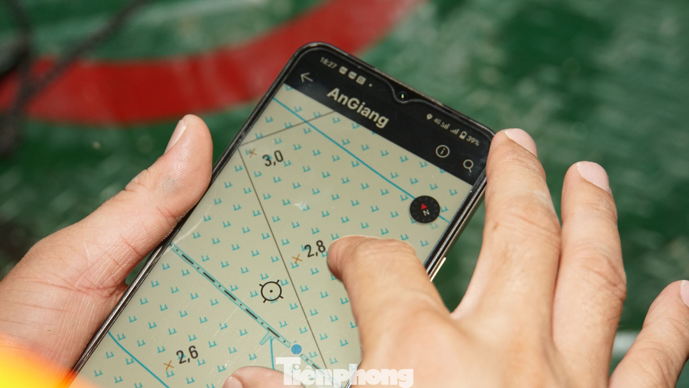 Chiến sĩ xem tọa độ biên giới trên điện thoại. Ảnh: Hòa Hội