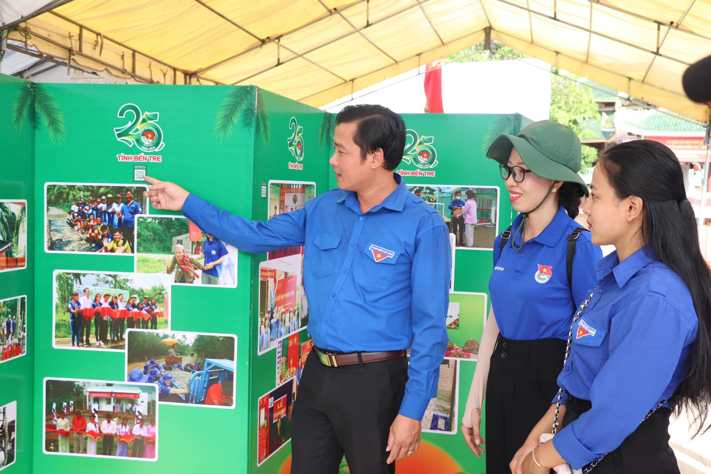 Cán bộ, đoàn viên thanh niên tham quan triển lãm ảnh. Ảnh: TĐ BT Cán bộ, đoàn viên thanh niên tham quan triển lãm ảnh. Ảnh: TĐ BT