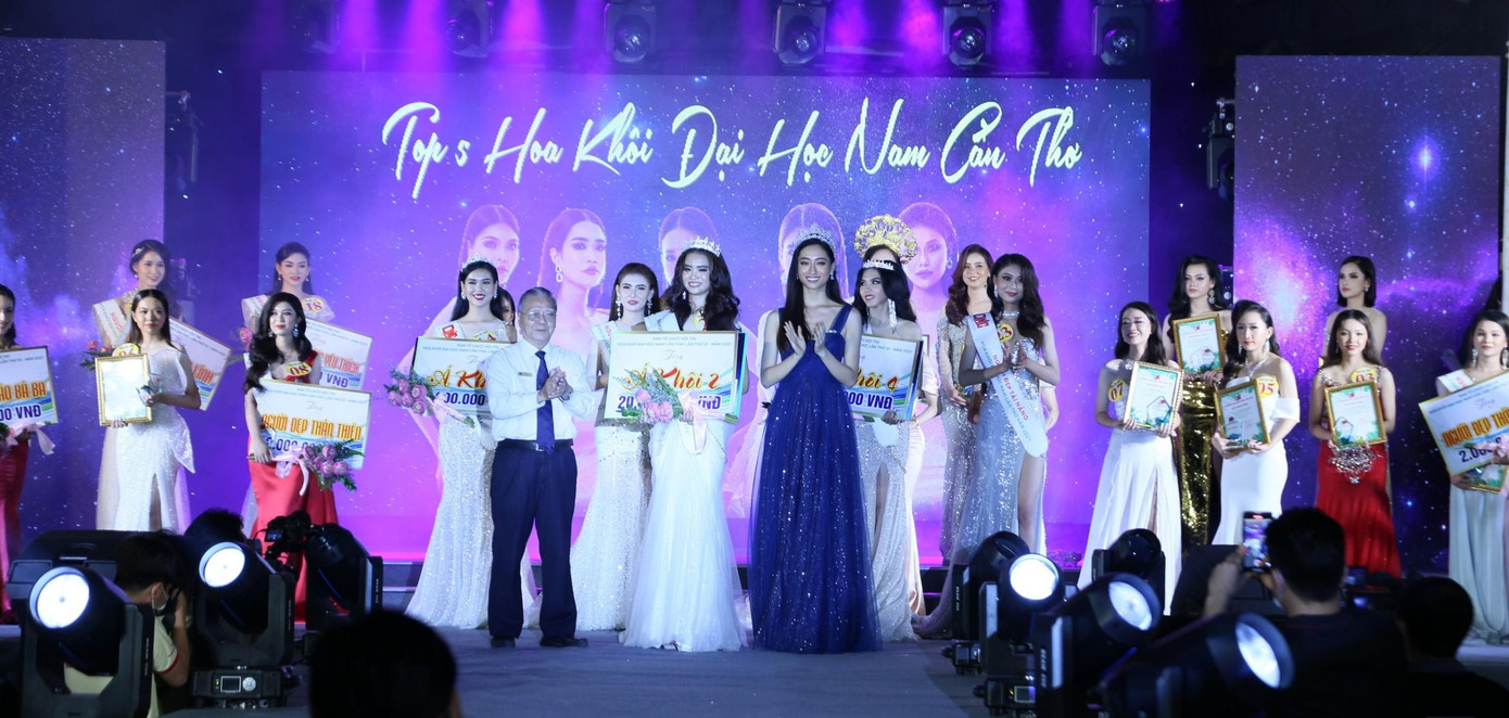 Ban tổ chức trao giải Á khôi 2 cho Lê Thị Ánh Dương Ban tổ chức trao giải Á khôi 2 cho Lê Thị Ánh Dương