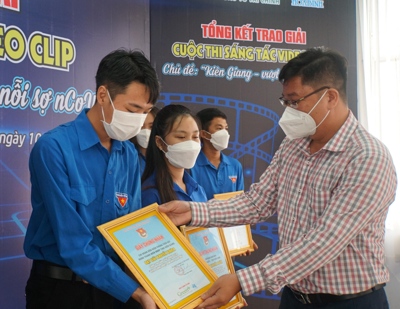 Ban tổ chức trao giải cho các đơn vị Ban tổ chức trao giải cho các đơn vị