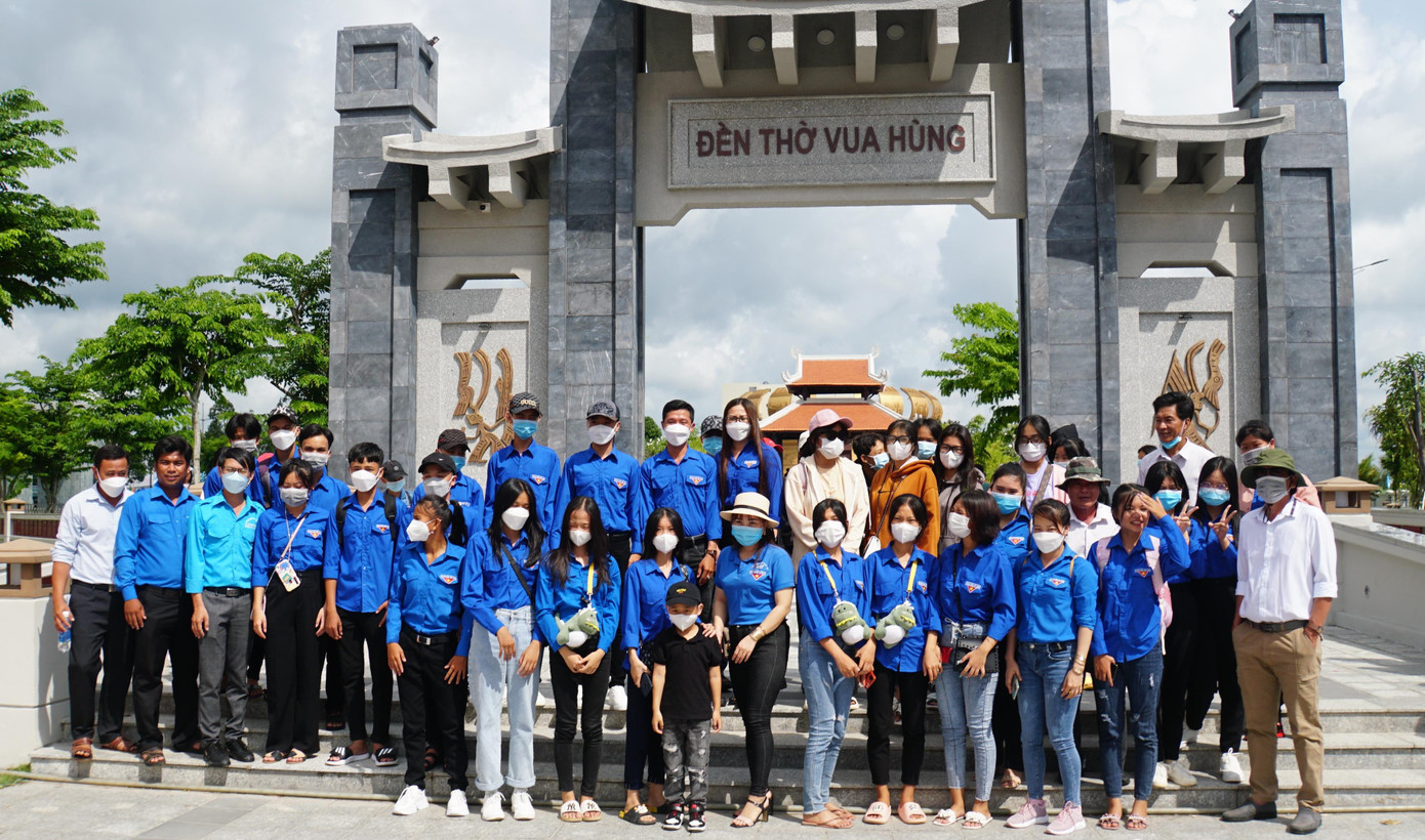Đông đảo ĐVTN, học sinh vào tham quan, viếng đền thờ Vua Hùng tại Cần Thơ. - Ảnh: Hòa Hội