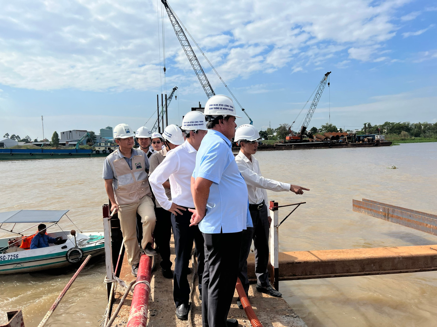 Lãnh đạo tỉnh An Giang kiểm tra tiến độ thi công cầu Châu Đốc.