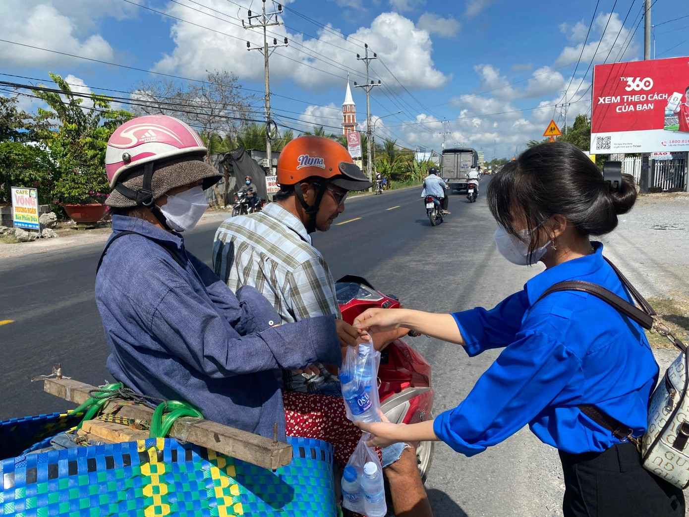 Trạm dừng chân nghĩa tình hoạt động từ ngày 26/4 tới hết dịp nghỉ lễ, nhằm hỗ trợ, người dân đi làm ăn xa trên đường về quê nhân dịp lễ. Các trạm đứng ven đường quốc lộ, tỉnh lộ để phát nước suối, khăn lạnh, thức ăn nhanh, sữa miễn phí cho người dân.
