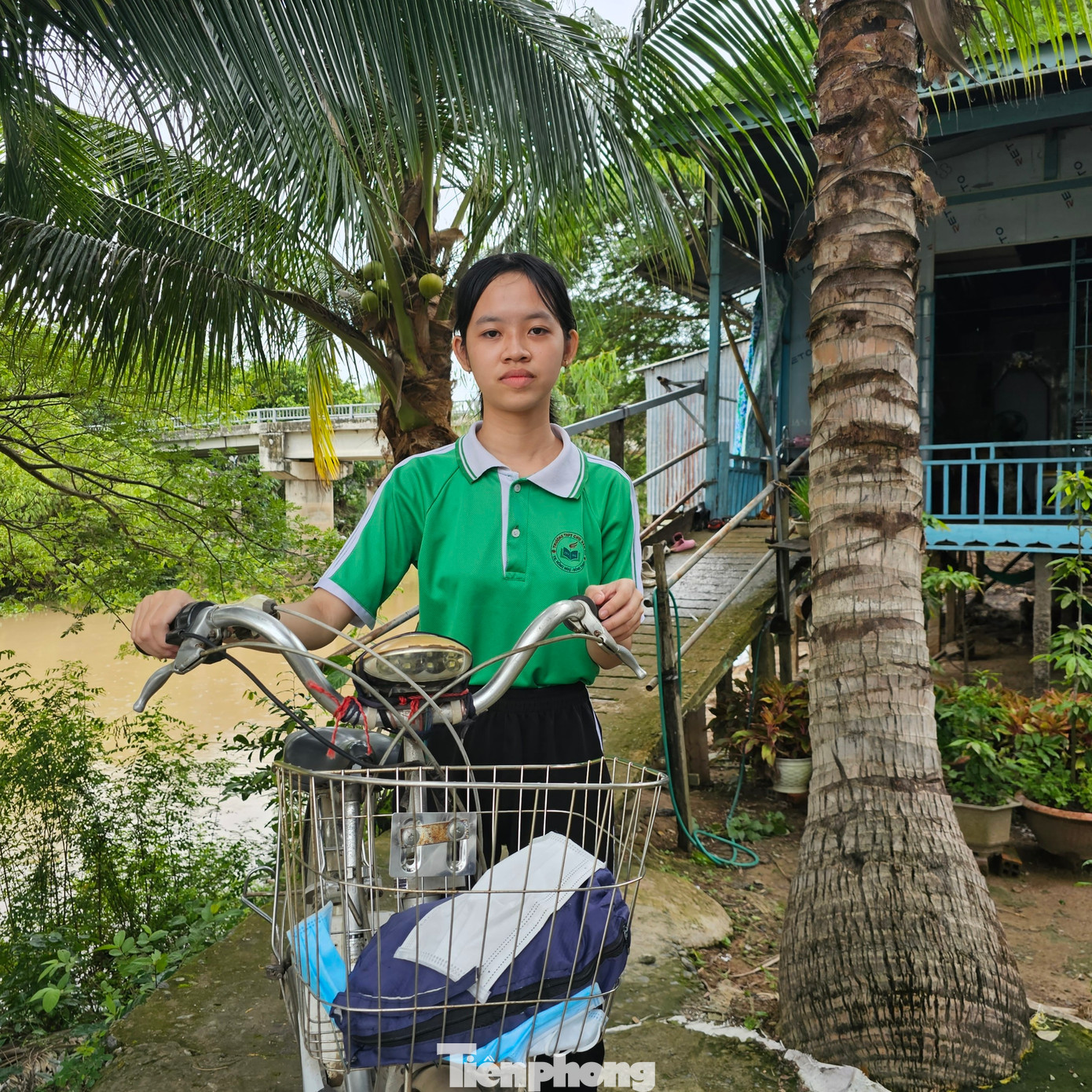 Gia đình Như không ruộng đất, chỉ có căn nhà sàn cấp 4 khoảng 50m2 cũ kỹ, cặp mé sông. Ảnh: Hòa Hội Gia đình Như không ruộng đất, chỉ có căn nhà sàn cấp 4 khoảng 50m2 cũ kỹ, cặp mé sông. Ảnh: Hòa Hội