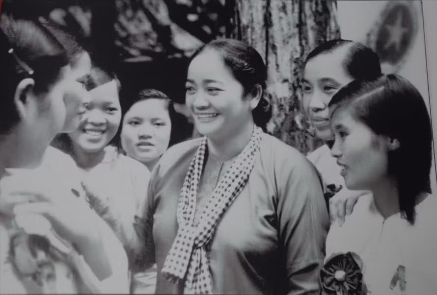 Nữ tướng Nguyễn Thị Định - Hội trưởng Hội Liên hiệp Phụ nữ giải phóng miền Nam Việt Nam với các nữ đại biểu dự Đại hội Anh hùng chiến sĩ thi đua miền Nam lần thứ II (tháng 9/1967).