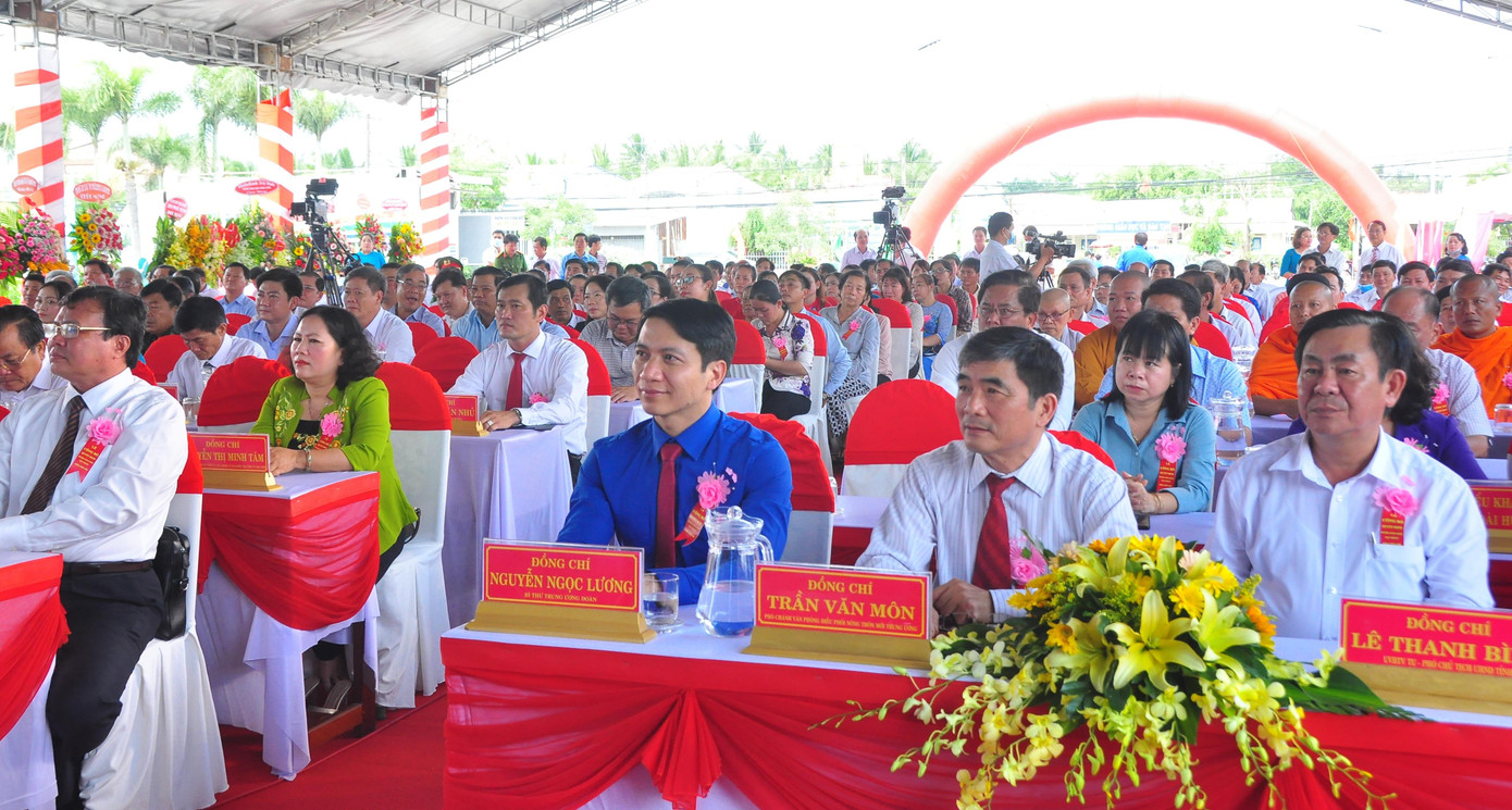 Chiều cùng ngày, Bí thư Trung ương Đoàn Nguyễn Ngọc Lương tham dự lễ công bố quyết định của Thủ tướng Chính phủ công nhận huyện Càng Long đạt chuẩn nông thôn mới năm 2020, diễn ra tại thị trấn Càng Long.
