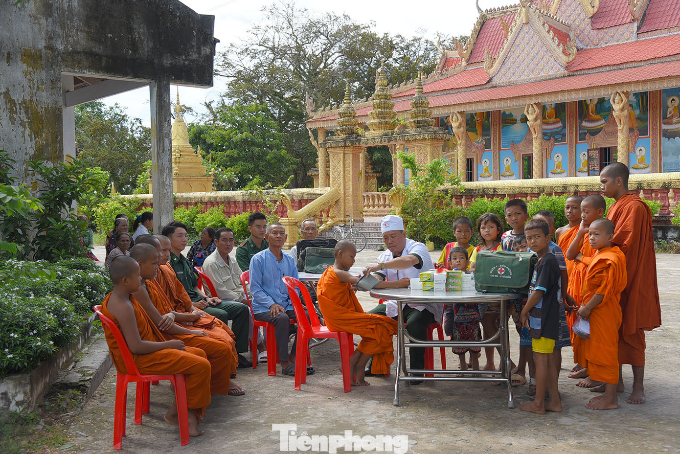 Bác sĩ Đồn biên phòng Nhơn Hưng (Tịnh Biên) khám bệnh cho người dân và nhà sư trong chùa. Ảnh: Hòa Hội.
