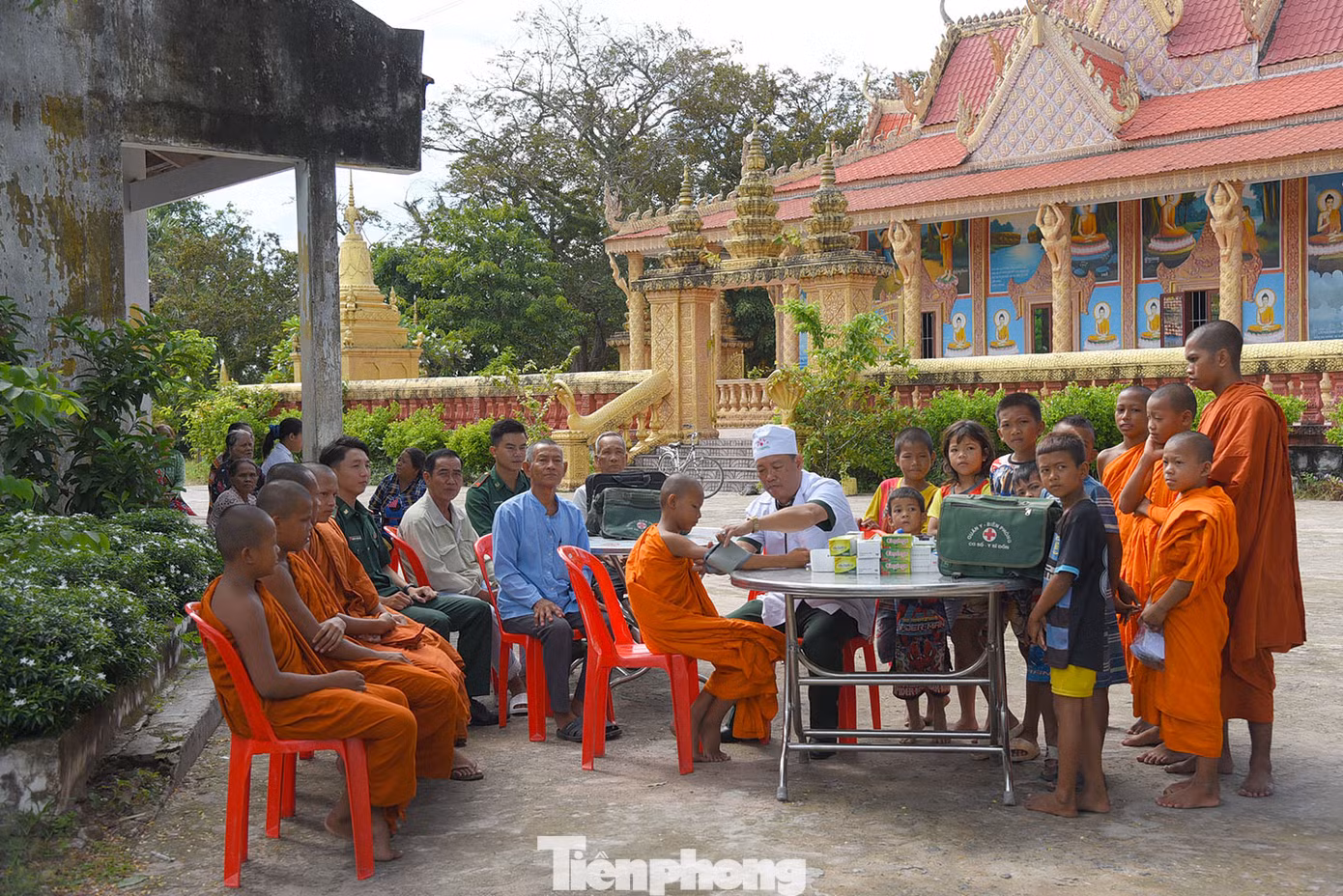 Bác sĩ Đồn biên phòng Nhơn Hưng (Tịnh Biên) khám bệnh cho người dân và nhà sư trong chùa. Ảnh: Hòa Hội.