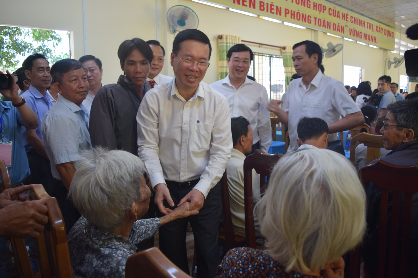 Chủ tịch nước thăm hỏi bà con tại Đồng Tháp. Chủ tịch nước thăm hỏi bà con tại Đồng Tháp.