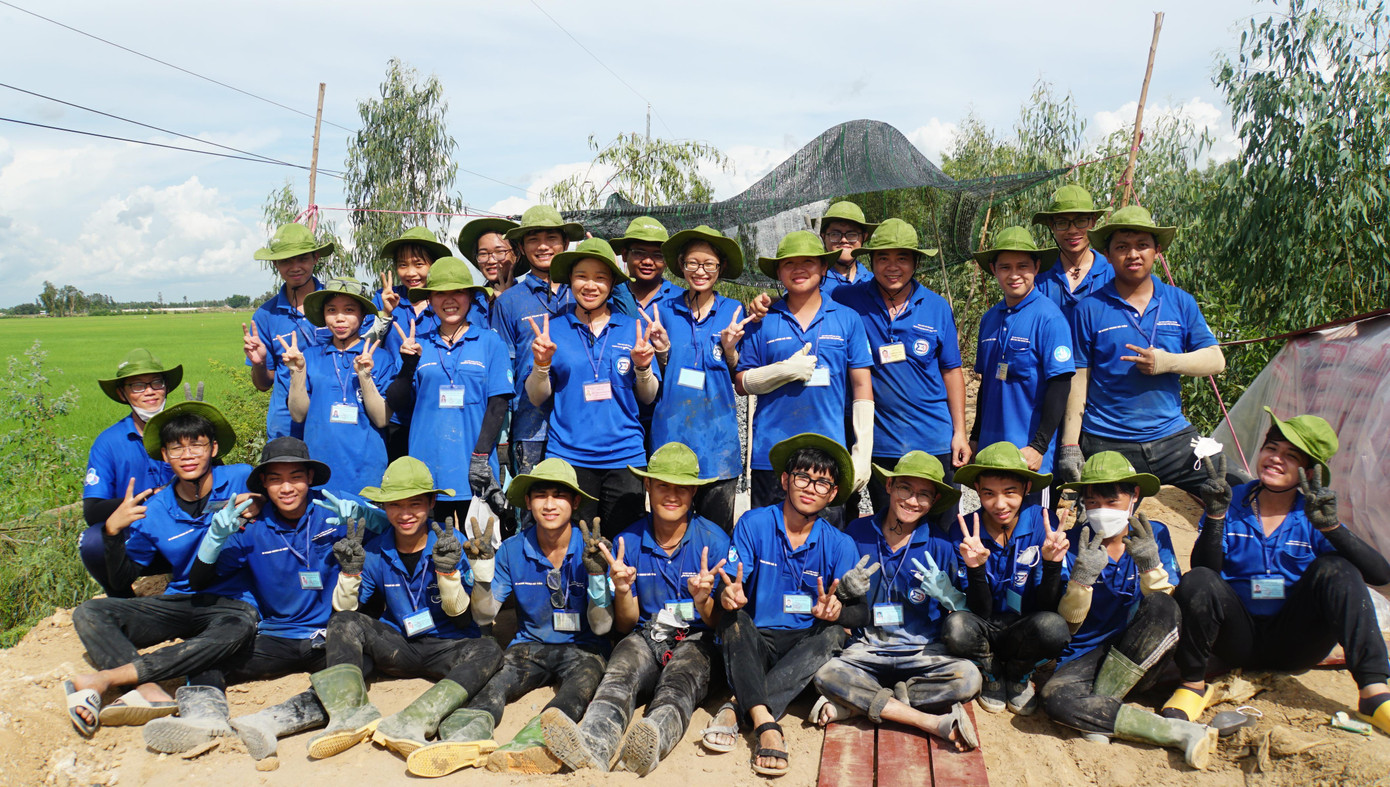 Bạn Nguyễn Hương Nhi, sinh viên năm 2, ngành Vật lý kỹ thuật cho biết, do không quen với công việc nặng nên có nhiều bạn bị trầy xước tay chân, xi măng văng vào mắt, thậm chí có bạn đạp đinh phải chở đến trạm y tế tiêm ngừa. “Tuy vất vả nhưng cố gắng hoàn thành công trình để giúp người dân, đặc biệt là các em học sinh có con đường khang trang. Hơn nữa, thấy tụi em làm việc mệt nên các cô chú trong ấp có cây, trái gì cũng cho tụi em”, Nhi chia sẻ. - Ảnh: Hòa Hội