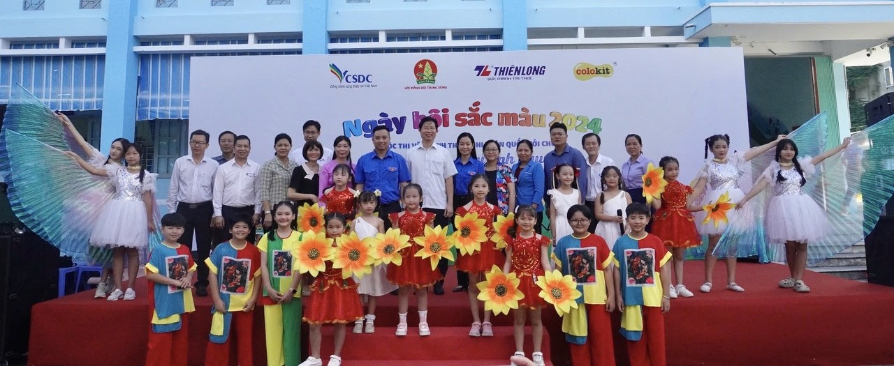 Lãnh đạo Hội Đồng Đội Trung ương, tỉnh Đồng Tháp cùng các em học sinh.