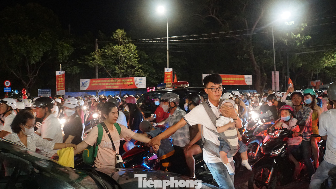 Biển người đổ về Cần Thơ xem bắn pháo hoa mừng năm mới. Ảnh: Hòa Hội