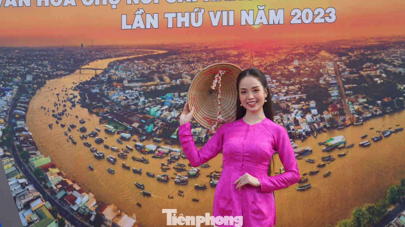 Hoa khôi Sinh viên TP Cần Thơ Vũ Thanh Tú duyên dáng với trang phục áo bà ba tại ngày hội. Ảnh: Hòa Hội. Hoa khôi Sinh viên TP Cần Thơ Vũ Thanh Tú duyên dáng với trang phục áo bà ba tại ngày hội. Ảnh: Hòa Hội.
