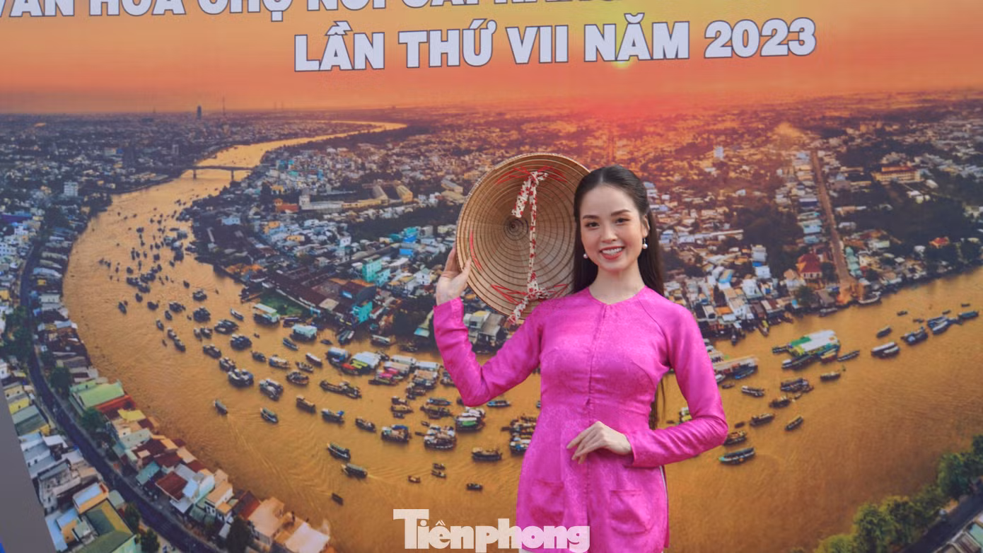 Hoa khôi Sinh viên TP Cần Thơ Vũ Thanh Tú duyên dáng với trang phục áo bà ba tại ngày hội. Ảnh: Hòa Hội.