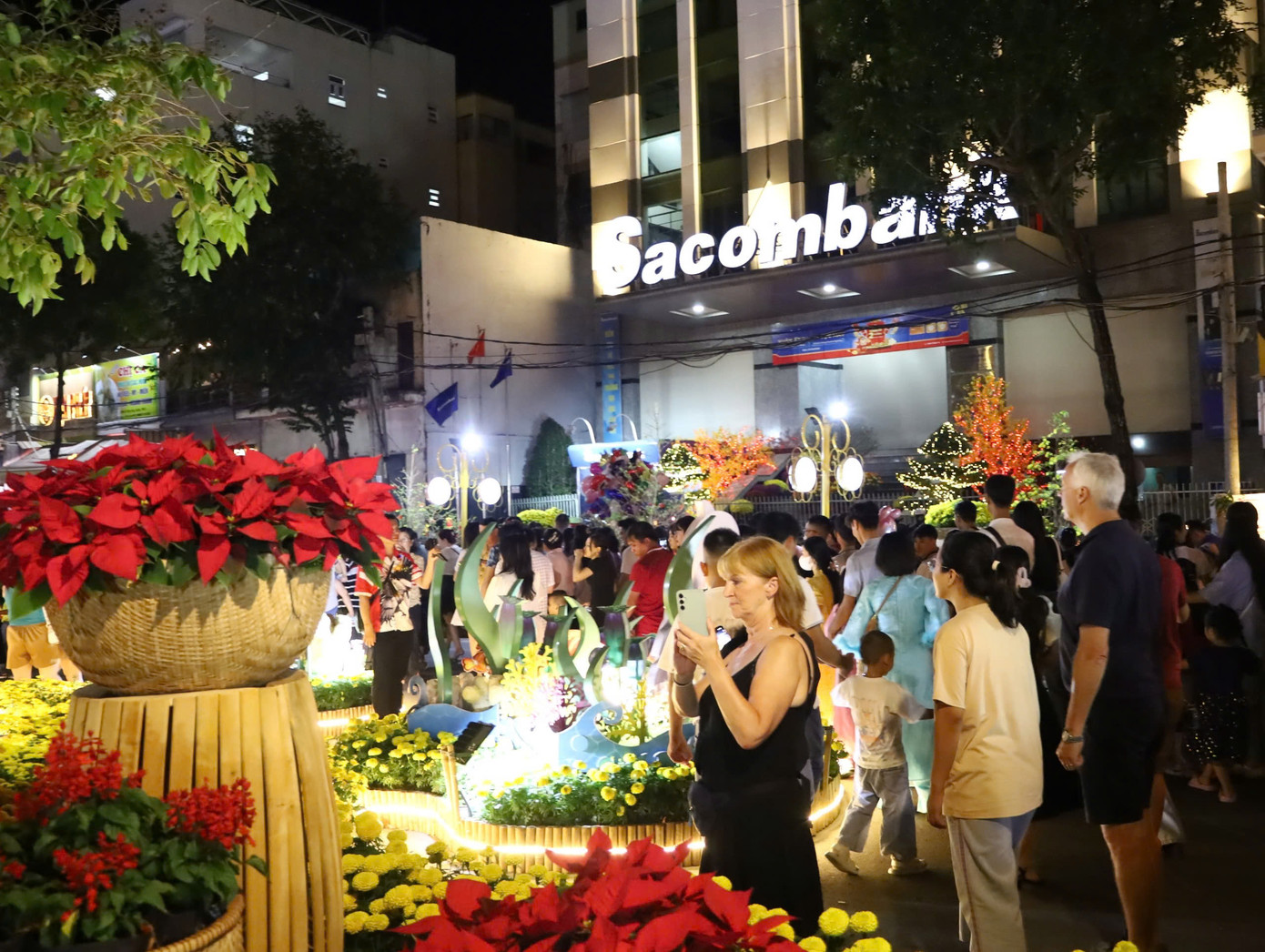 Khách quốc tế tham quan đường hoa xuân. Khách quốc tế tham quan đường hoa xuân.