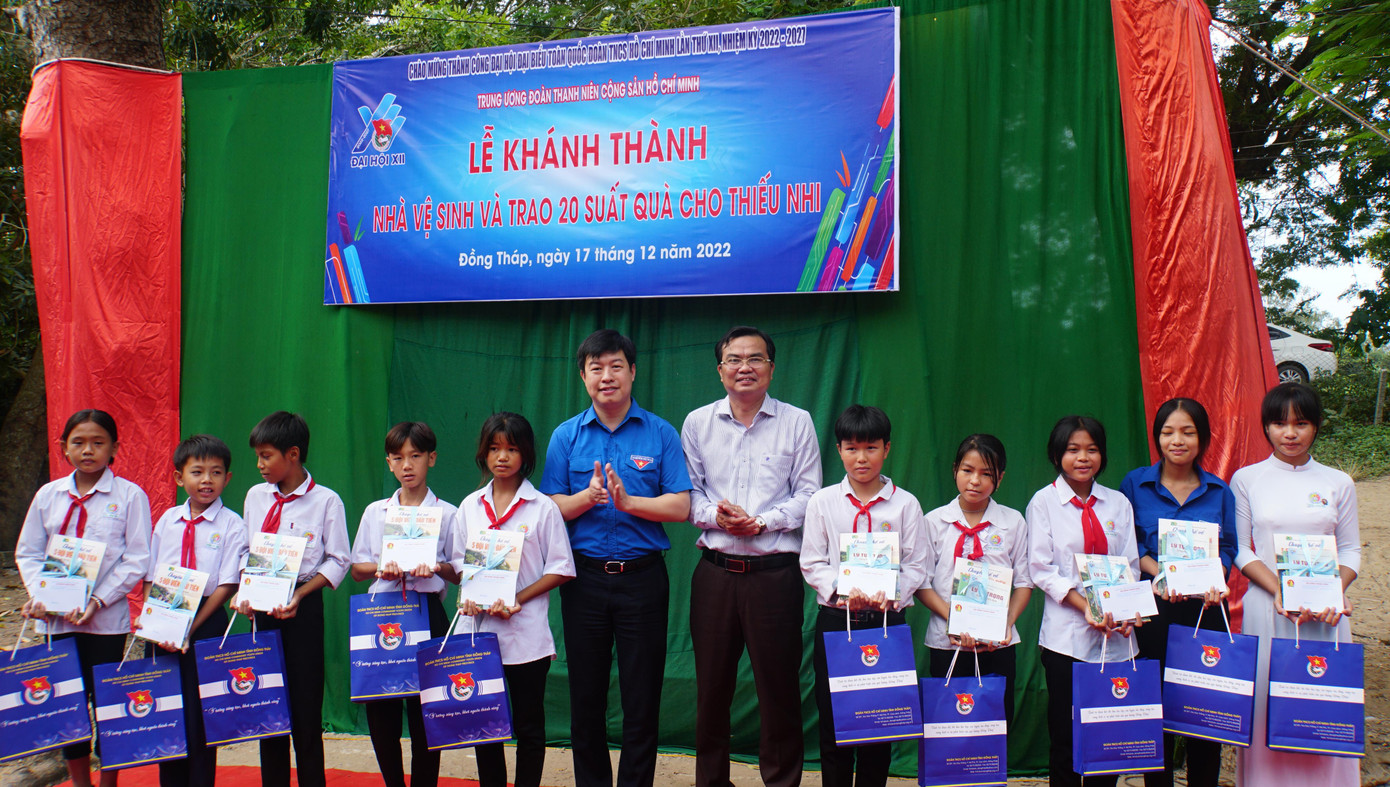 Trao tặng học bổng cho học sinh khó khăn