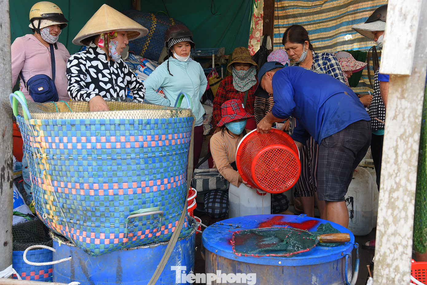 Tại chợ Vĩnh Hội Đông (An Phú) cách biên giới Campuchia hơn cây số, vào khoảng 11h đến 14h mỗi ngày nhộn nhịp cảnh mua bán cá, tôm. Thời điểm này, người dân từ Campuchia chạy vỏ lãi chở tôm cá, cua, ốc... sang bán. Người dân địa phương đánh bắt trên đồng cũng mang đến vựa để bán. Sau đó chủ vựa phân phối cho bạn hàng chở đi các chợ trong và ngoài địa bàn tỉnh tiêu thụ. Ảnh: Hòa Hội.