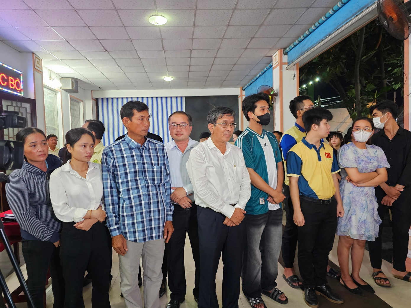 PGS.TS Trần Trung Tính - Hiệu trưởng Đại học Cần Thơ, cùng thầy cô giáo, sinh viên đón linh cữu Giáo sư Võ Tòng Xuân. (Ảnh: Hòa Hội)