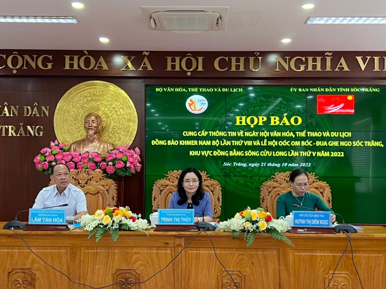 Ban tổ chức họp báo