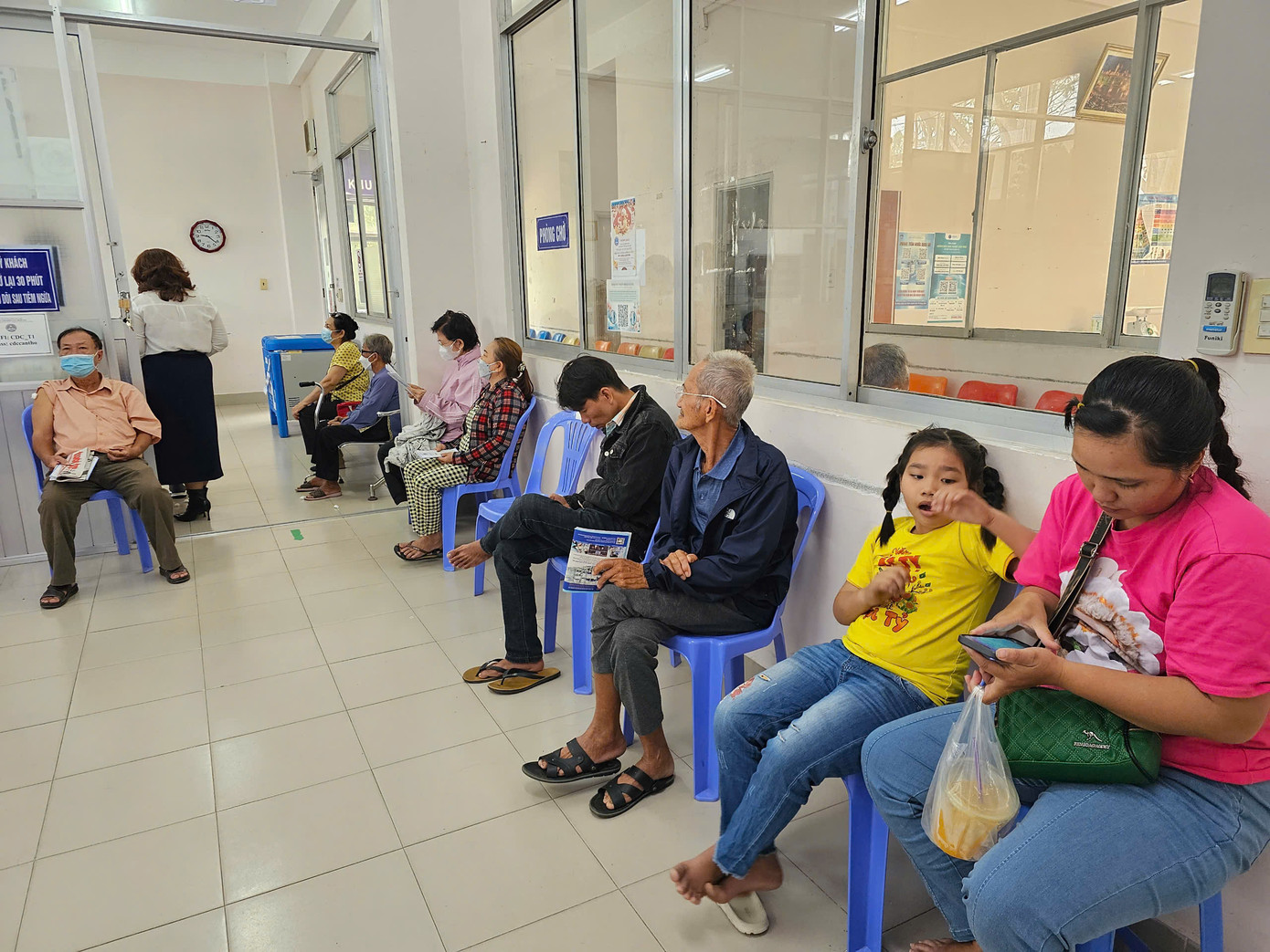 Người dân đến tiêm ngừa cúm tại CDC Cần Thơ. Ảnh: Hòa Hội