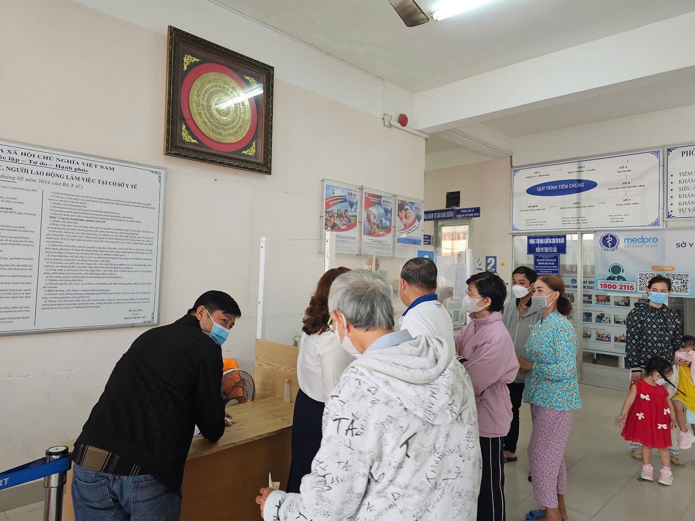 Người dân đến phòng khám của CDC Cần Thơ tiêm ngừa. Ảnh: Hòa Hội