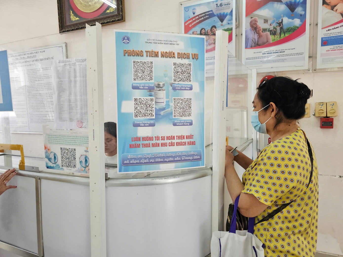 Bà Huỳnh Vân ở phường An Khánh (Ninh Kiều, TP Cần Thơ) đến tiêm ngừa cúm mùa tại CDC Cần Thơ sáng 10/2. Ảnh: Hòa Hội