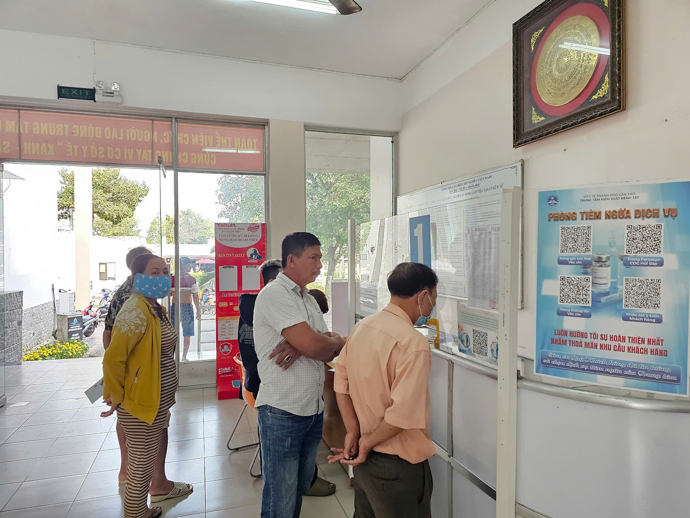 Khoảng 4 ngày nay, người dân đến CDC Cần Thơ tiêm ngừa cúm mùa gấp 5 lần ngày thường. Ảnh: Hòa Hội