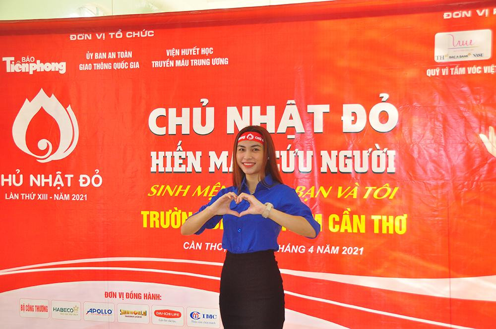 Thư chia sẻ rằng, đây là một chương trình ý nghĩa và nhân văn. Hiến máu là hành động ý nghĩa và cao cả; hơn thế mang tinh thần yêu thương và chia sẻ với cộng đồng, mỗi đơn vị máu mà chúng ta cho đi đều mang ý nghĩa lớn với những bệnh nhân đang cần. "Các bạn đừng nghĩ hiến máu là có hại cho sức khoẻ, mà ngược lại hiến máu chứng tỏ bạn có sức khoẻ tốt.", Minh Thư nói. Lê Thị Tường Vy - Hoa khôi Sinh viên Việt Nam 2020, Người đẹp Áo dài Hoa hậu Việt Nam 2020. Anh Hà Minh Thông, Phó chủ tịch Hội Sinh viên trường đại học Nam Cần Thơ cho biết, hoạt động tình nguyện, đặc biệt là hiến máu nhân đạo được lãnh đạo Nhà trường quan tâm và các bạn sinh viên nhiệt tình ủng hộ. Điển hình như Chủ nhật Đỏ lần này khi phát động phong trào không chỉ các bạn sinh viên háo hức tham gia, mà còn các bạn sinh viên đang theo học tại trường đoạt danh hiệu Hoa khôi, Á khôi cấp thành phố và cao hơn như Lê Thị Tường Vy (Hoa khôi ĐH Nam Cần Thơ năm 2020), đồng thời cô còn là Người đẹp áo dài Hoa hậu Việt Nam 2020, Hoa khôi Sinh viên Việt Nam 2020; Hoa khôi Sinh viên TP Cần Thơ 2019 Nguyễn Huỳnh Châu và Á khôi Sinh viên TP Cần Thơ 2019 Nguyễn Thị Minh Thư. Đặc biệt, còn có 23 thí sinh lọt vào vòng chung kết cuộc thi Hoa khôi đại học Nam Cần Thơ 2021 cũng tham gia.