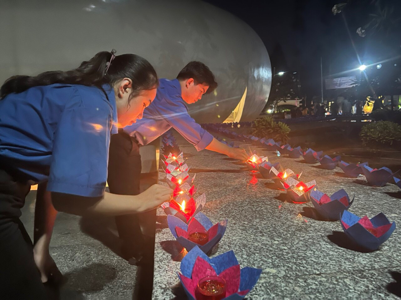 Huyện đoàn Tri Tôn tổ chức thắp 3.157 ngọn nến để cầu siêu, cầu an cho những nạn nhân xấu số bị thảm sát tại Ba Chúc trong chiến tranh biên giới Tây Nam. Huyện đoàn Tri Tôn tổ chức thắp 3.157 ngọn nến để cầu siêu, cầu an cho những nạn nhân xấu số bị thảm sát tại Ba Chúc trong chiến tranh biên giới Tây Nam.