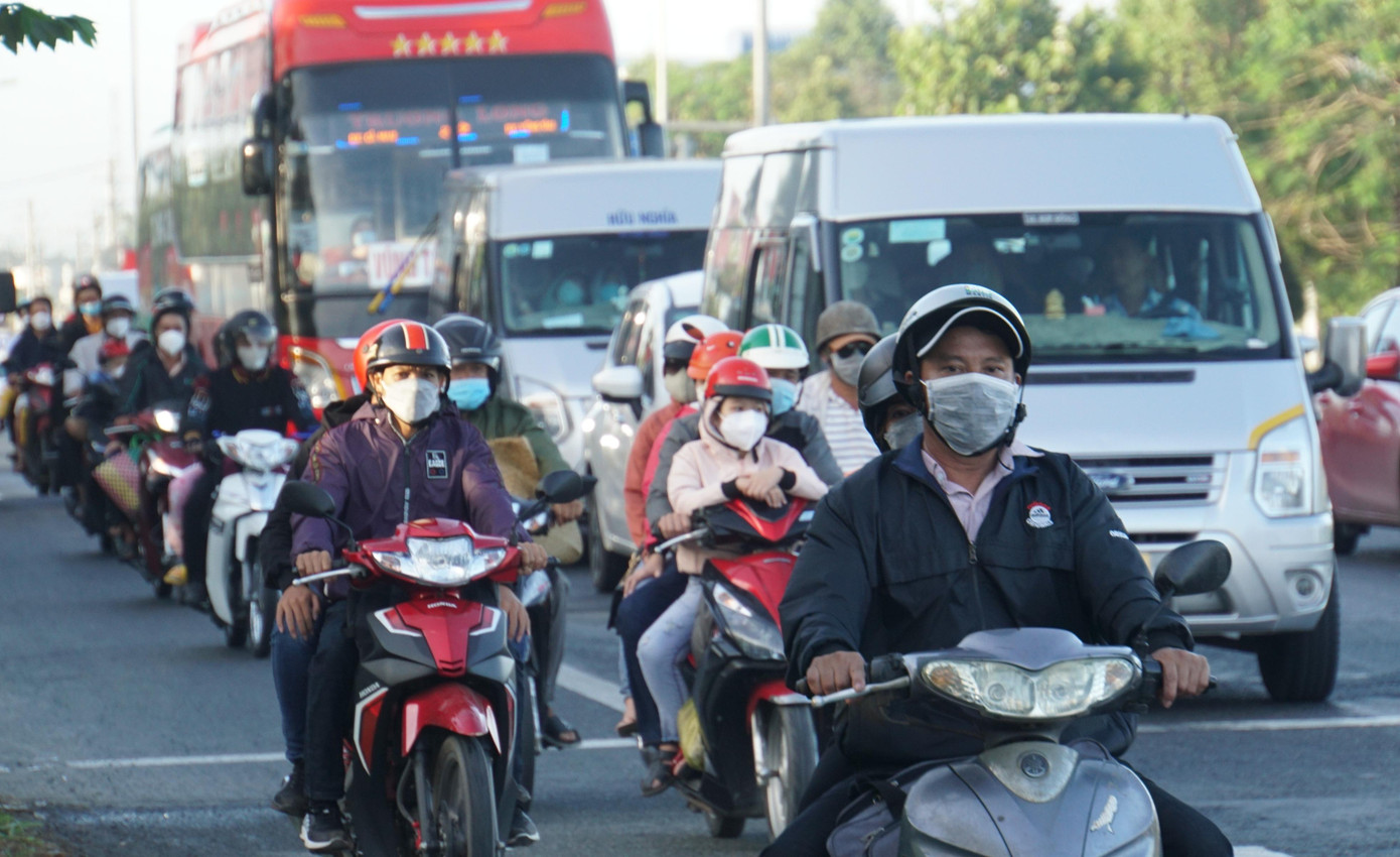 Ghi nhận của phóng viên Tiền Phong, trên quốc lộ 1A, đoạn thuộc địa bàn TP Cần Thơ, hàng nghìn xe gắn máy nối tiếp nhau chở vợ con và đồ đạc từ các tỉnh miền Tây quay trở lại TP.HCM làm việc sau kỳ nghỉ tết Nguyên đán 2022. - Ảnh: Hòa Hội