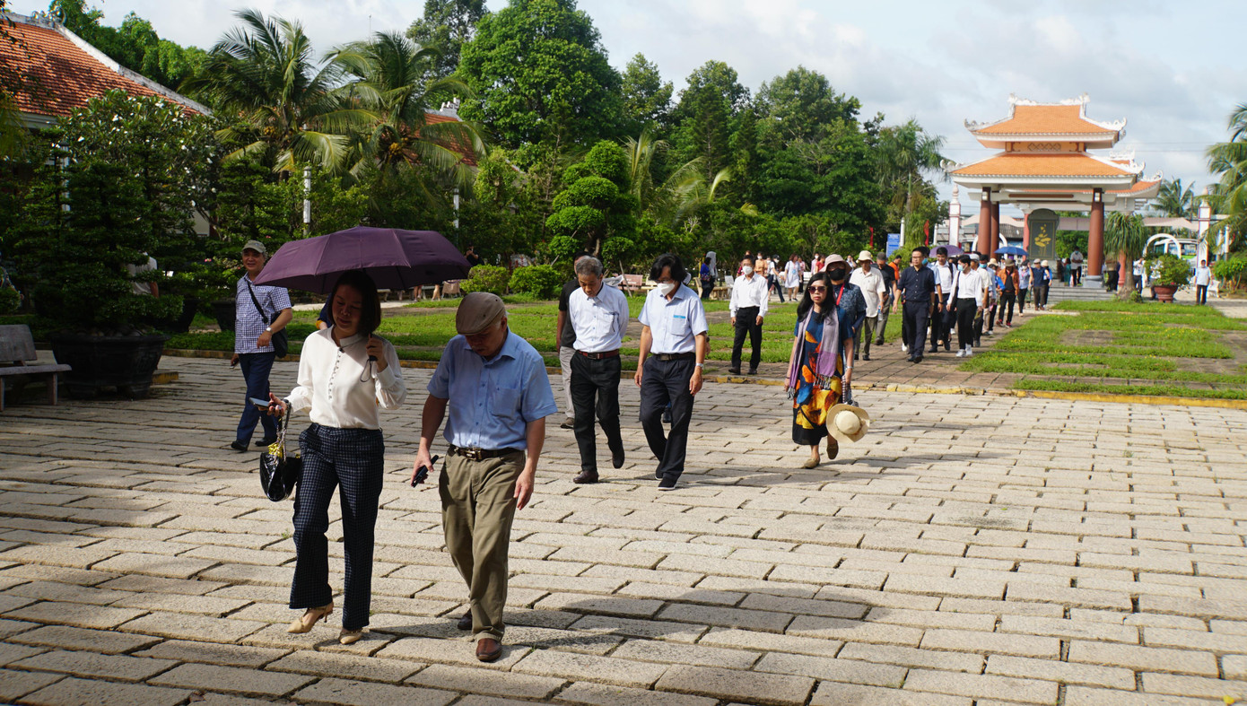Người dân vào viếng đền thờ nữ tướng Nguyễn Thị Định tại xã Lương Hòa, huyện Giồng Trôm, tỉnh Bến Tre. Ảnh: Hòa Hội