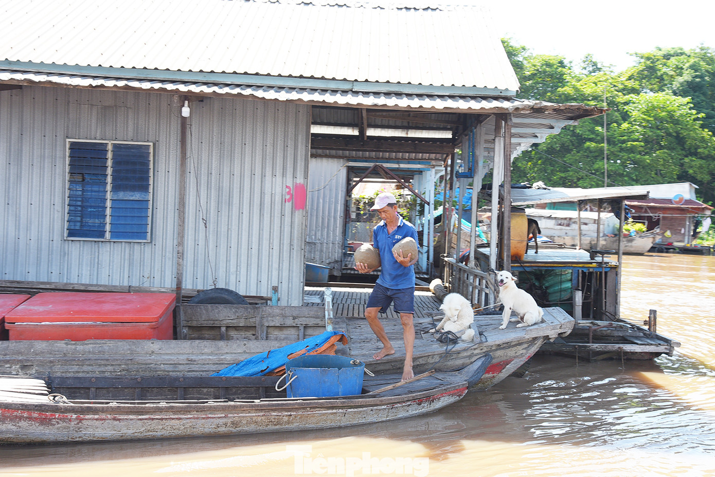 Người dân sinh sống trên bè. Ảnh: Hòa Hội.