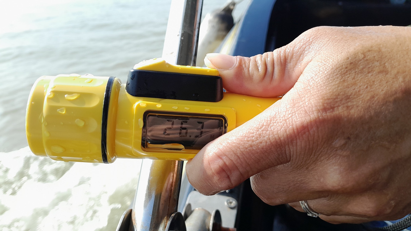 Kết quả đo đạc bằng thiết bị cầm tay tại khu vực mỏ cát trên sông Hậu, đoạn qua TP Long Xuyên là hơn 28m tính từ mặt nước xuống đáy sông. Ảnh: PV