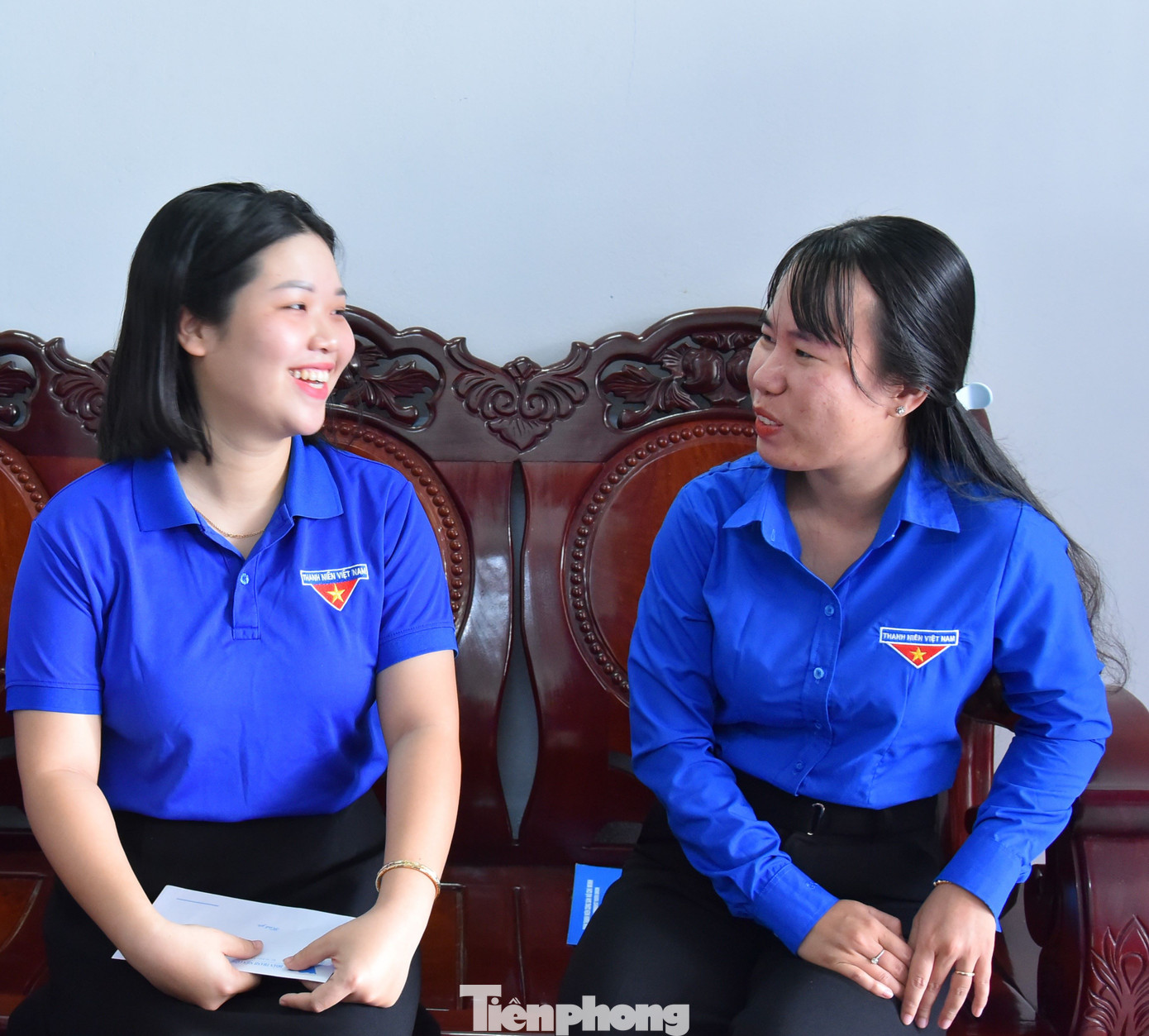 Thu Hiền (trái) trò chuyện với anh chị Thành Đoàn Cần Thơ. Ảnh: Hòa Hội